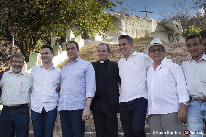 Prefeito de Solidão e autoridades após a inauguração da escadaria