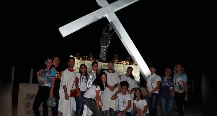 Jovens de Solidão marcam presença na Caminhada da Juventude em Ingazeira