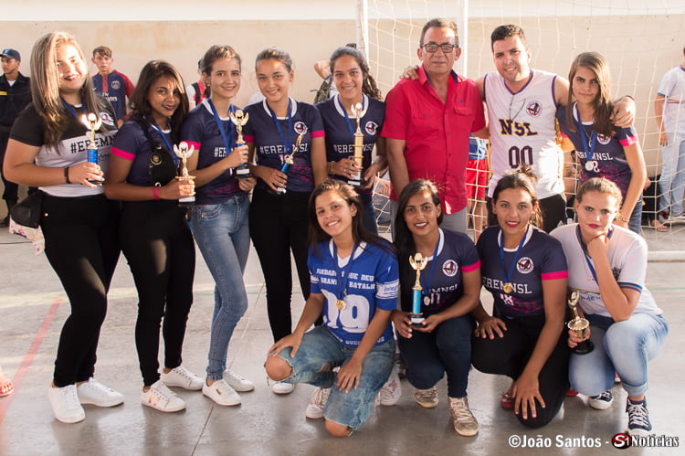 Prefeito Dajlma Alves junto ao professor Tony Xavier com campeãs EREM