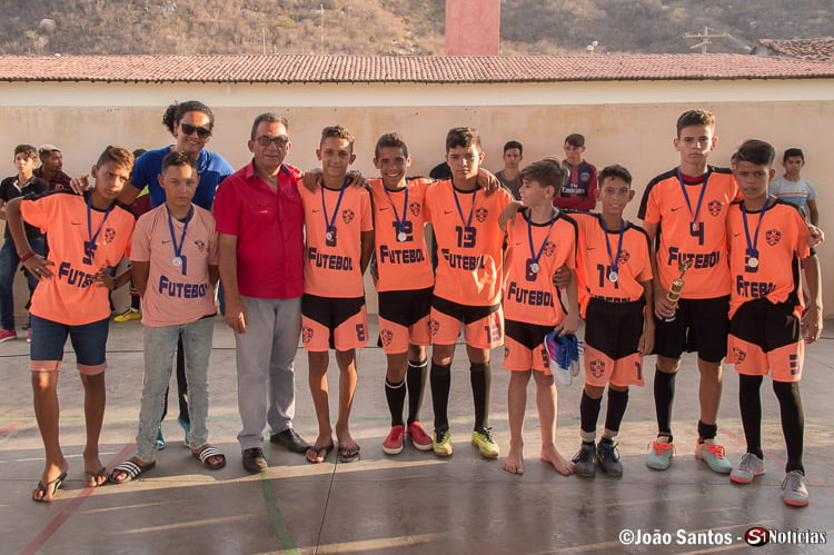 Prefeito Djalma Alves junto a Professora com os campeões da Escola M. José Gonçalves
