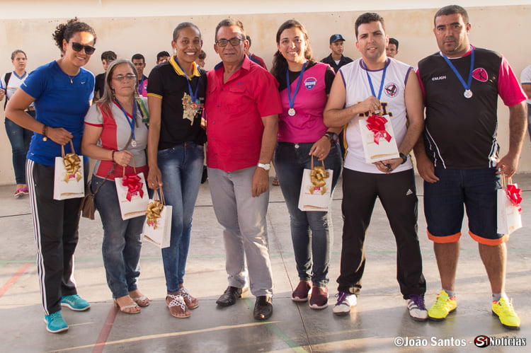 Prefeito Djalma Alves presenteia os professores treinadores das escolas municipais e estadual
