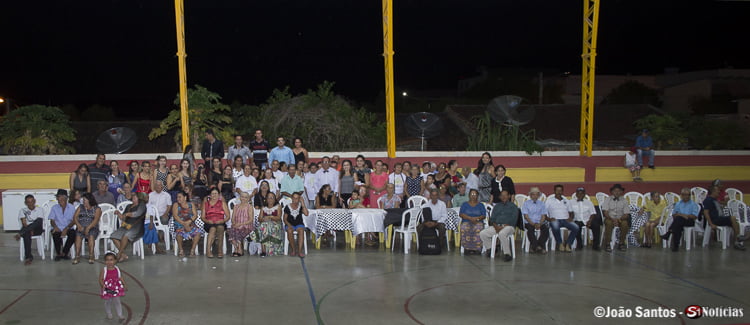 Equipe e o prefeito juntos aos idosos participantes do SCFV