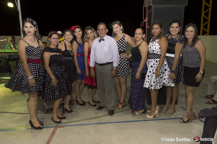 Parte da equipe feminina do CRAS e CREAS juntas ao Prefeito Djalma Alves