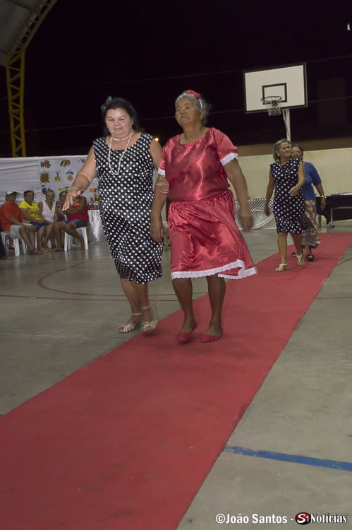 Idosas durante o desfile da escolha da Rainha do Baile