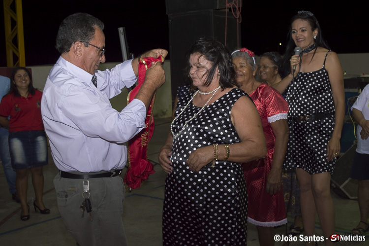 Prefeito Djalma Alves colocando a faixa de rainha do baile na vencedora Maria