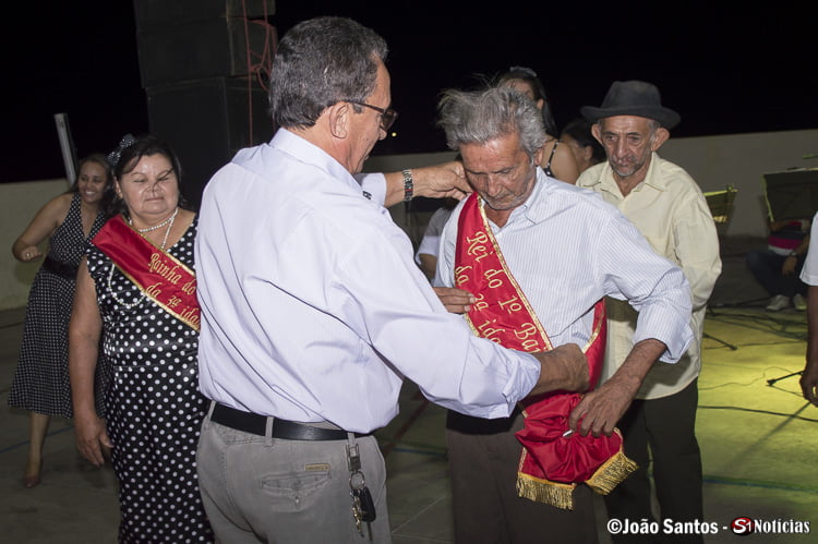 Prefeito Djalma Alves colocando a faixa de rei do baile no vencedor João Morais