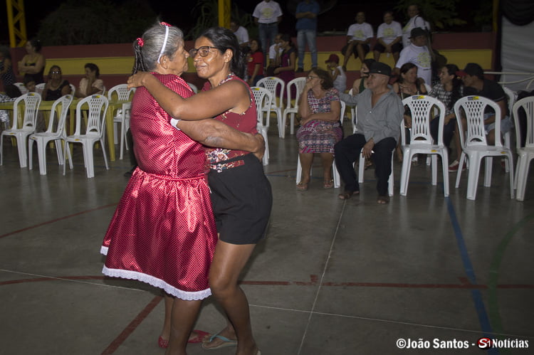 Idosa em momento de descontração