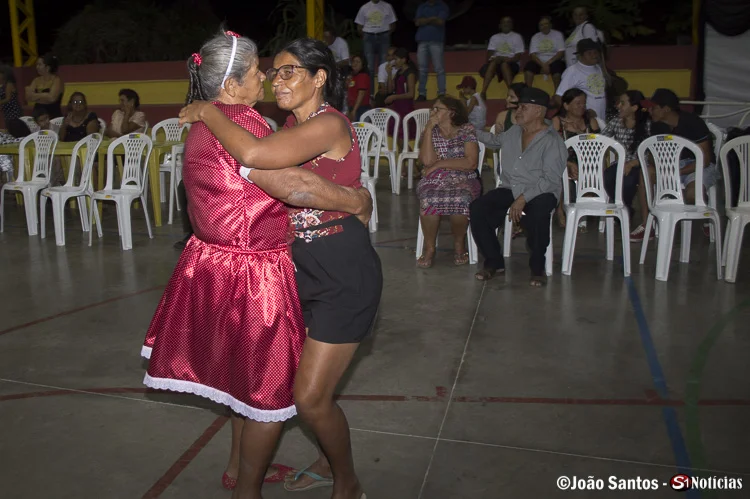 Idosa em momento de descontração