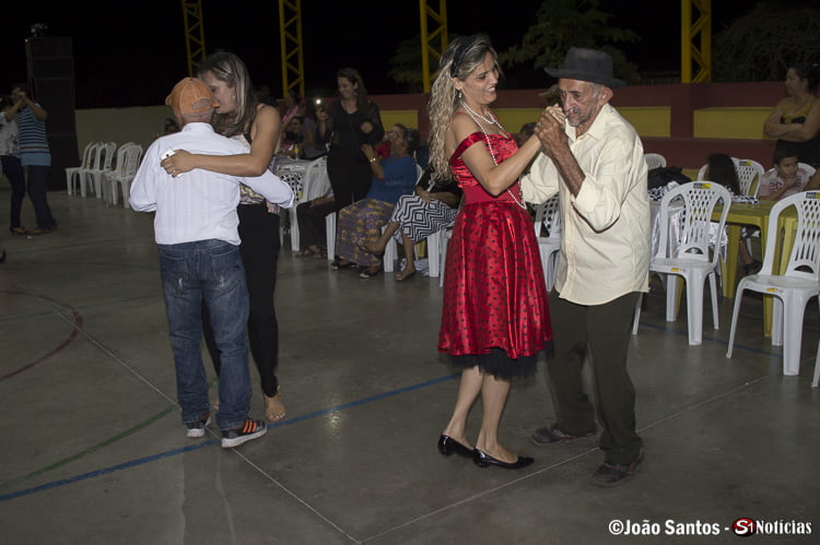 Idosos dançando em momento de descontração