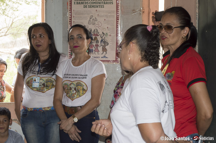 Equipe do CRAS de Solidão discursando durante o encontro