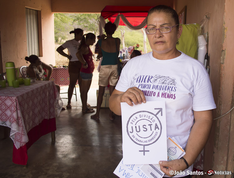 Presidente da Associação, Zilda Simões com cartaz usado em um dos movimentos realizados na cidade de afogados da Ingazeira