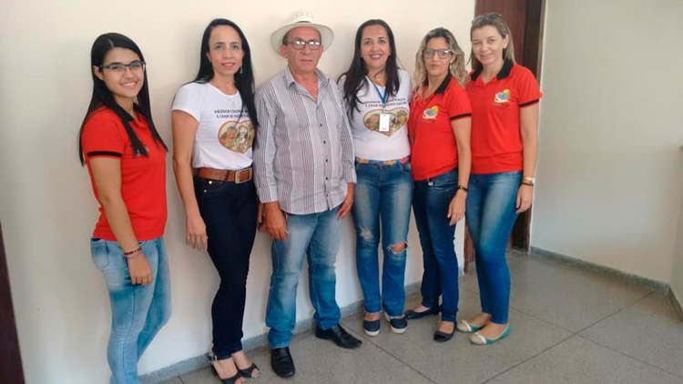 Equipe do CRAS, Coordenadoria Municipal da mulher e o Prefeito Djalma Alves – Foto: Divulgação