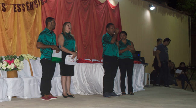 Gestor da EREM Wilson Barbosa junto aos professores em seu pronunciamento – Foto: João Santos