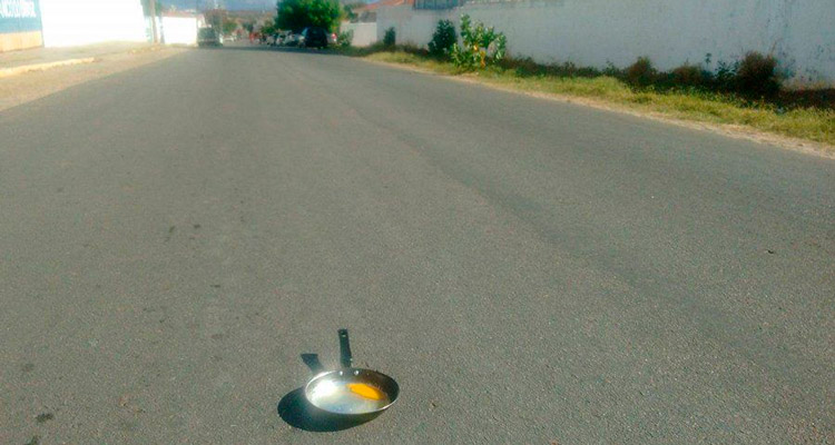 Muita gente já deve ter pensando em colocar um ovo para fritar no asfalto, não é mesmo? – Foto: Reprodução