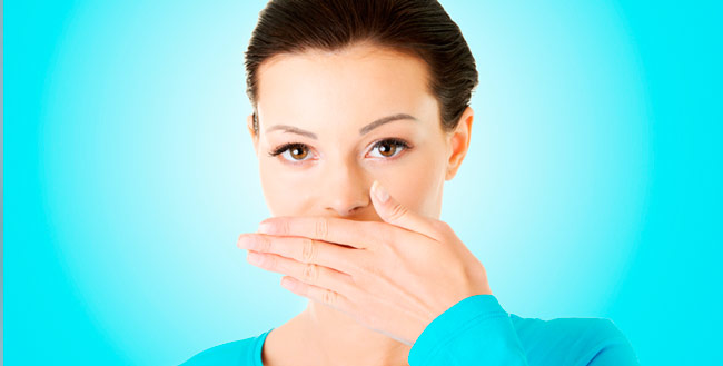 A placa bacteriana que se forma naturalmente na boca, é outra condição que contribui para o mau hálito – Foto: Reprodução