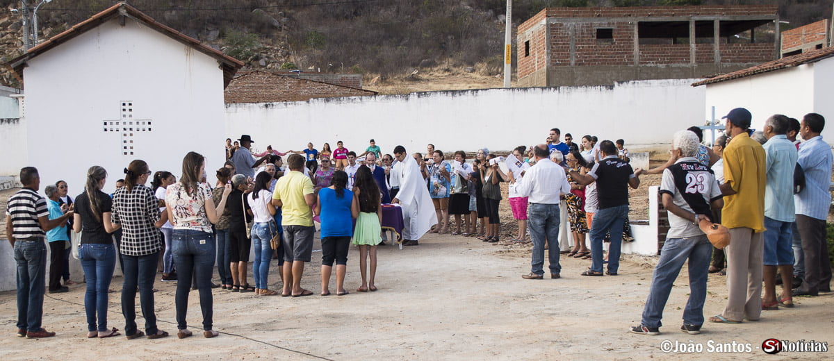 Padre surpreende população no Dia de Finados em Solidão