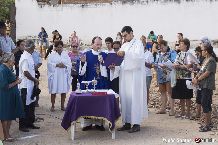 Pe. Genildo Herculano realizando missa no cemitério de Solidão 