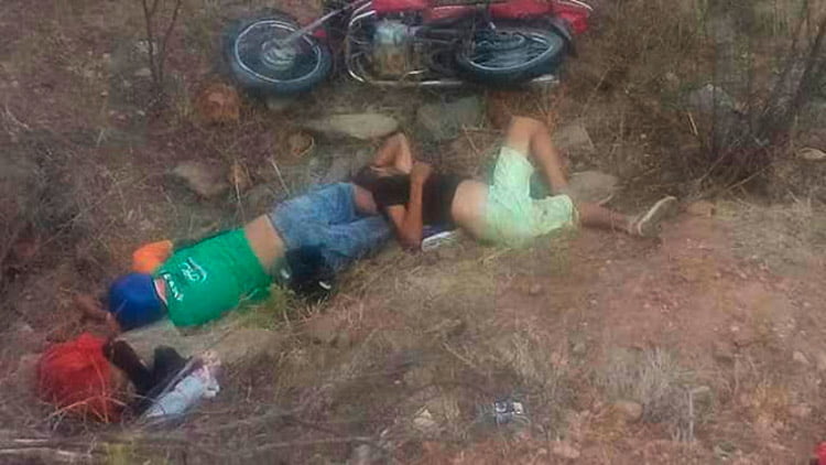 Vítimas no local do acidente – Imagem enviadas pelo WhatsApp – Foto: Reprodução
