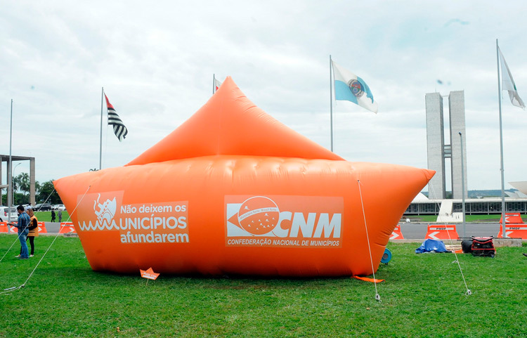 Um barco inflável no gramado foi usado para ilustrar a realidade municipal – Foto: Divulgação