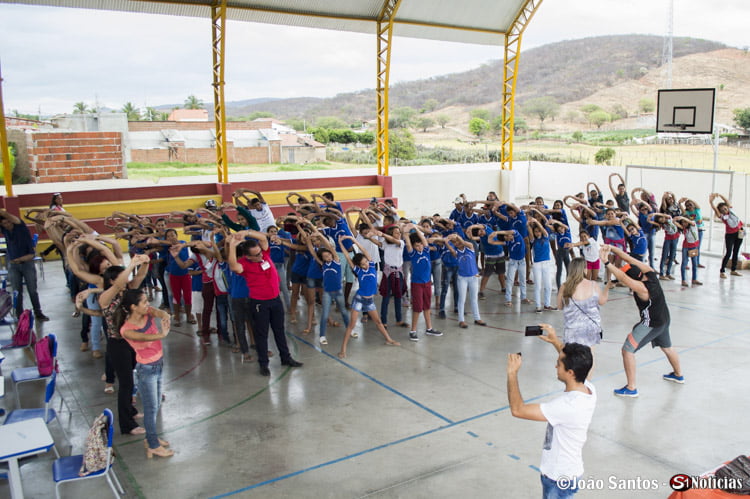 Antes de iniciar as atividades o professor Tony realizou exercícios físicos para descontrair alunos e professores