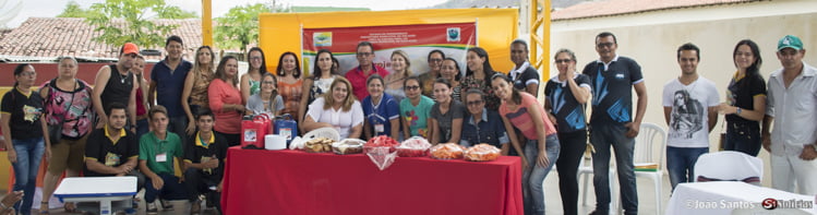 Equipe de professores, diretores, secretários, organizadores e o prefeito Djalma Alves