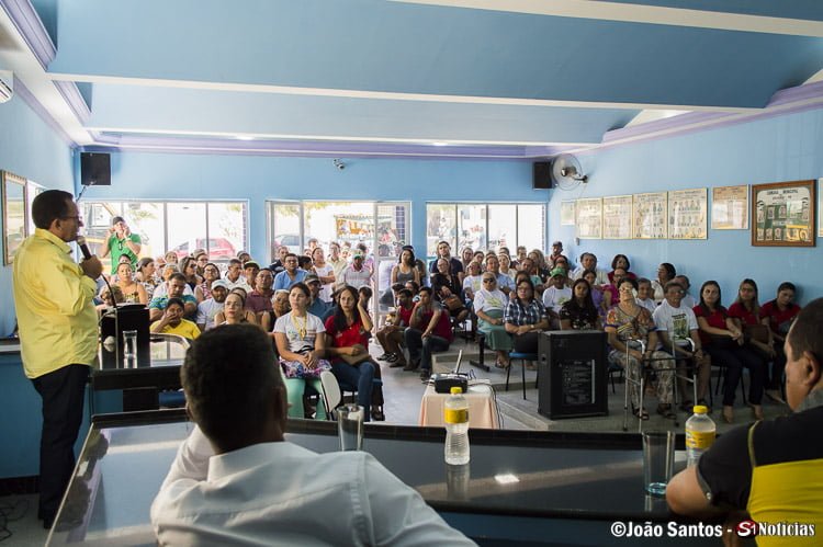 Prefeito Djalma Alves durante explanação sobre adequação do código tributário