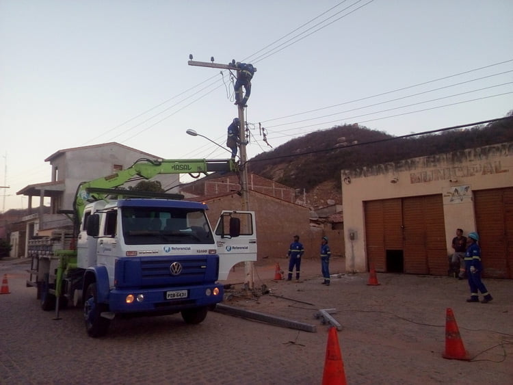 Empresa fazendo a reposição do poste – Foto: Reprodução