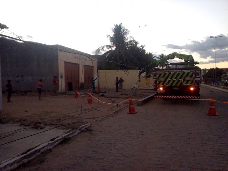 Empresa fazendo a reposição do poste – Foto: Reprodução