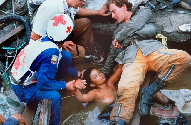 Cerca de 60 horas depois de presa aos escombros e dentro da água, Omayra morreu – Foto: Reprodução
