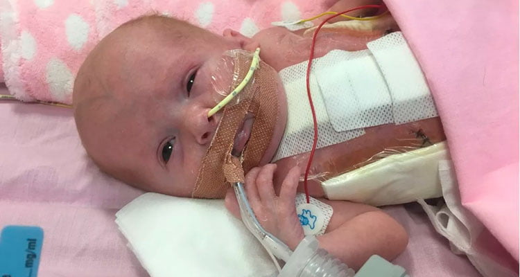 Vanellope deveria ter nascido no Natal, mas veio ao mundo em uma cesariana – Foto: BBC/ Glenfield Hospital