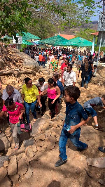 Fies se aglomeraram para pegar um pouco da água Foto: Girleno Veras