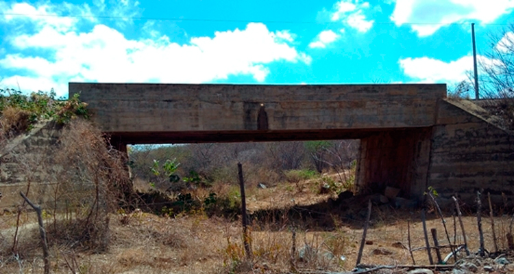 Primeira ponte que corta o Rio Pajeú corre risco de desmoronamento