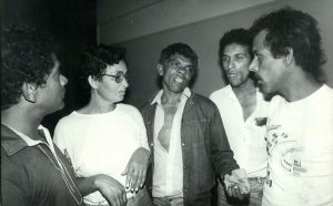 Chico Pé de Pato (centro), ao lado de esposa, Maria do Socorro, conversa com amigos – Foto: Mario Leite - set.1985/Folhapress