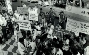 Pessoas se manifestam diante do fórum na Penha, em favor da soltura de Chico Pé de Pato – Foto: José Luis da Conceição - 6.out.1985/Folhapress