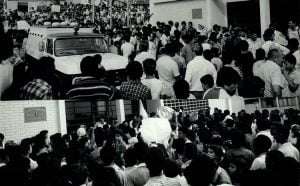 Montagem de fotos mostra aglomeração diante do 50º DP, no Itaim Paulista, em favor da libertação de Chico Pé de Pato – Foto: José Luis da Conceição - 27.ago.1985/Folhapress