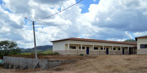 Prefeitura constrói muro de arrimo na escola Manoel Marques de Pelo Sinal