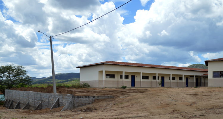 Prefeitura constrói muro de arrimo na escola Manoel Marques de Pelo Sinal