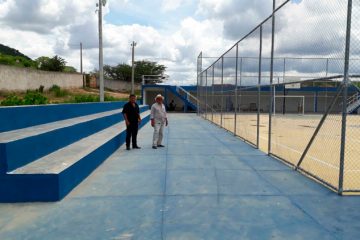 Djalma Alves e Sec. Claudeci Paulino inspecionam obra da Quadra do Estádio Municipal – Foto: Divulgação