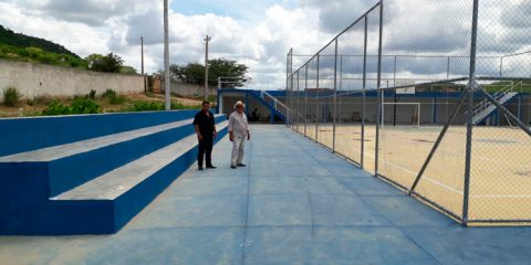 Djalma Alves e Sec. Claudeci Paulino inspecionam obra da Quadra do Estádio Municipal – Foto: Divulgação
