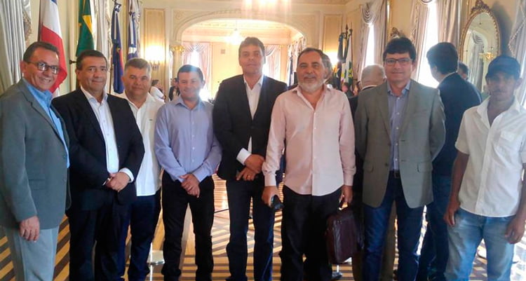 Djalma Alves e prefeitos na entrega dos equipamentos do Pernambuco Mais Produtivo – Foto: Reprodução