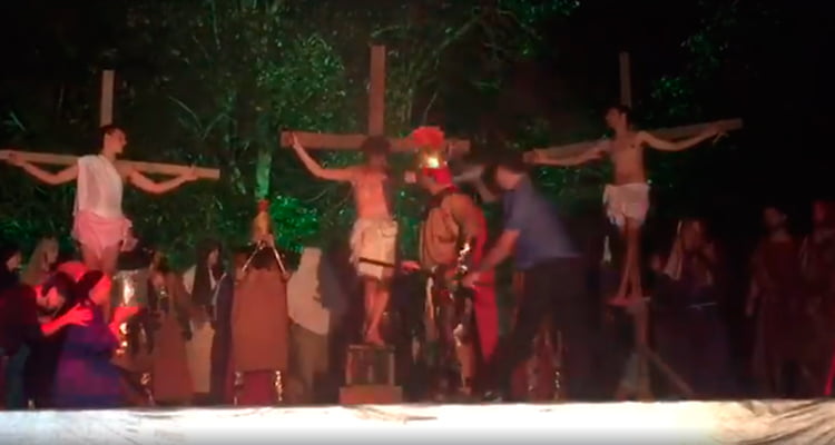 Homem agride ator tentando "salvar" Jesus em cena de crucificação