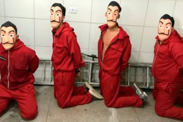 Os quatro jovens detidos vestidos com macacões vermelhos, máscaras dos personagens de 'La Casa De Papel' - Foto: Cortesia
