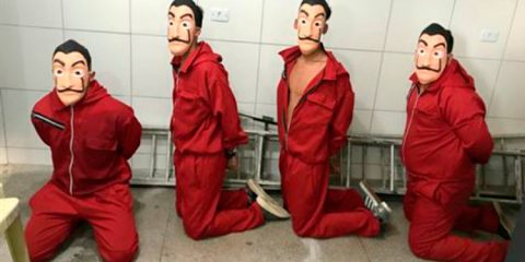 Os quatro jovens detidos vestidos com macacões vermelhos, máscaras dos personagens de 'La Casa De Papel' - Foto: Cortesia