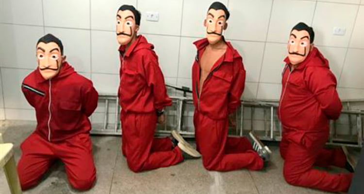 Os quatro jovens detidos vestidos com macacões vermelhos, máscaras dos personagens de 'La Casa De Papel' - Foto: Cortesia