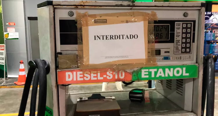 Posto interditado pelo Procon por cobrar preço abusivo pelo litro da gasolina - Foto: Divulgação