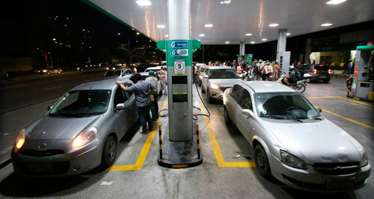 Vários postos de combustíveis da RMR elevaram os preços da gasolina nessa quarta-feira (23). Foto: Guga Matos