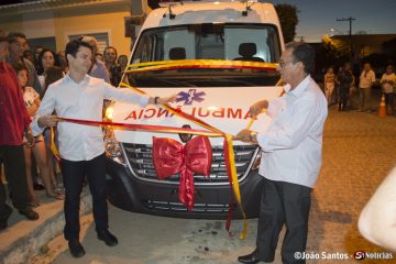 Prefeito Djalma Alves e deputado Clodoaldo Magalhães entregam ambulância em Solidão