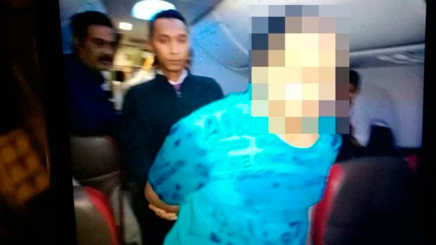 Jovem é preso após ver pornô em voo e atacar aeromoça - Foto: ViralPress