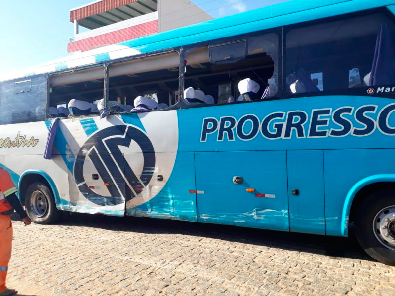 Ônibus da Progresso furtado pelo homem, após e bate em veículos – Foto: Reprodução/WhatsApp