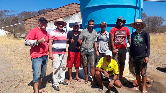 Prefeito Djalma ajudando na obra – Foto/Reprodução/Facebook